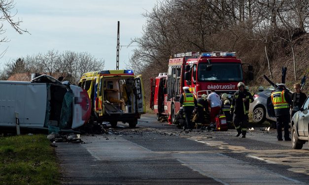 Nagy baleset az 54-esen Sükösdnél, öten megsérültek