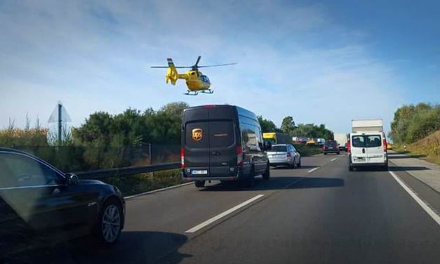 Egymás után 2 baleset is történt az M1-es autópályán: egy ember meghalt, több felnőtt és 3 gyermek sérült meg