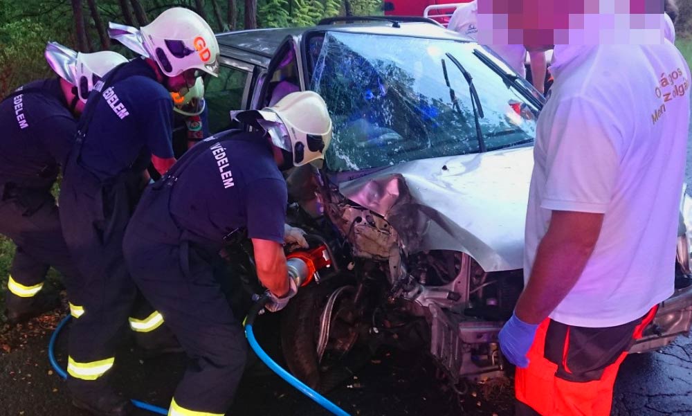 Halálos baleset – Fának ütközött egy autó Sajópetrinél, a sofőr életét vesztette