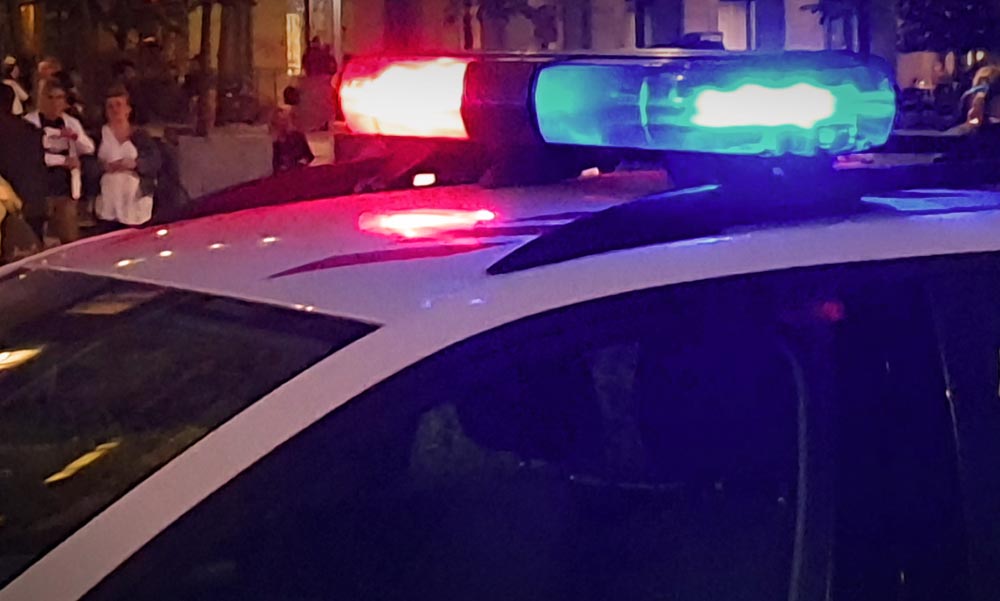 Autós üldözés Budapesten, az Astoriánál oszlopnak csapódott a rendőrök elől menekülő autós