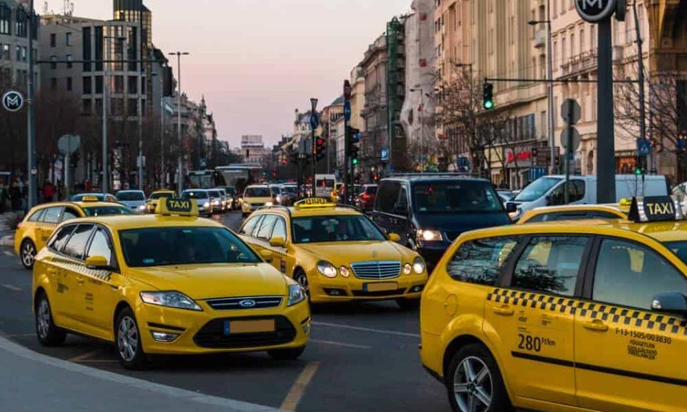 „Egyszer csak előhúzott egy pisztolyt és rám fogta” – egyre több támadás éri a budapesti taxisokat, nőtt a nem fizető utasok száma is