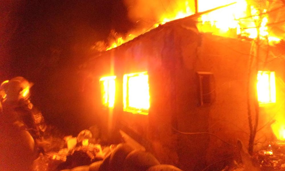 Tragikus tűz: Egy szénné égett holttest került elő a zuglói tűzből