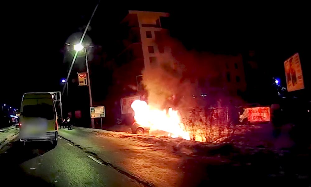 Döbbenet a főváros 11. kerületében: felrobbant egy autó, a lángoló járműből mentették ki a sofőrt