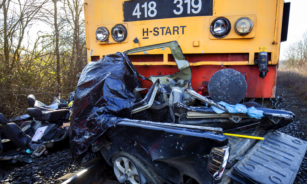 Tragédia a vasúti átjáróban, többen meghaltak, amikor a gyorsvonat széttrancsírozta a kisteherautót