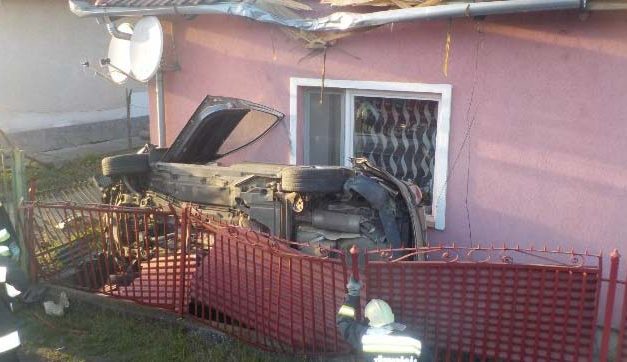 Egy családi ház tetejébe csapódott az autó