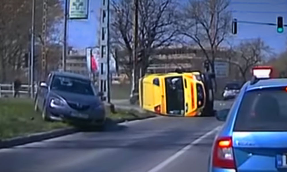 Itt a videó arról, hogyan hajtott bele egy autós a mentőbe