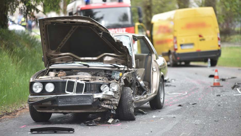 37 éves BMW-vel szenvedett súlyos balesetet egy férfi
