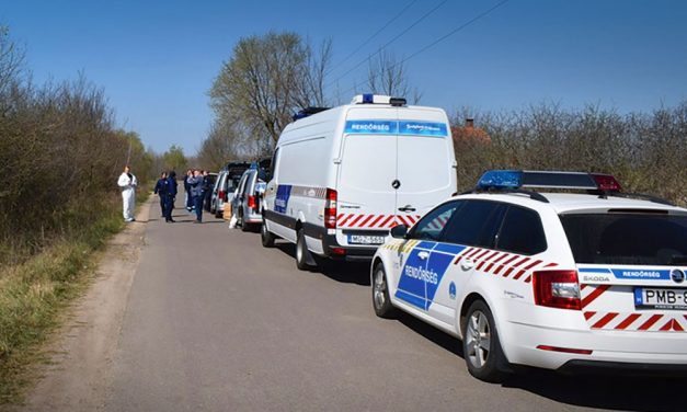 A rendőrök leintették az autót, gyorsan megpróbálták az utasok kidobálni a kábítószert