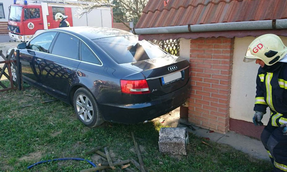 Nem húzták be a kéziféket, nekigurult az Audi a háznak, megsérült egy gázvezeték is