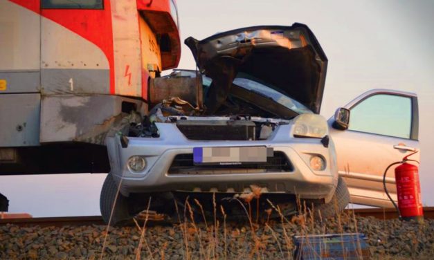 Vonattal ütközött egy autós, a vétkes sofőr súlyos sérüléseket szenvedett