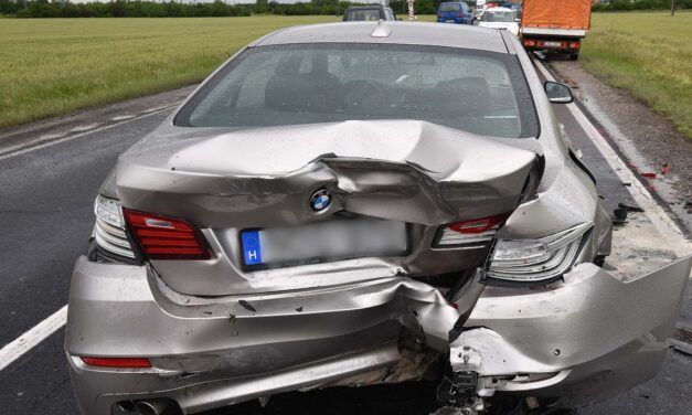 Mobilját nézegette a sofőr, amikor nekiment egy fél órája vásárolt BMW-nek