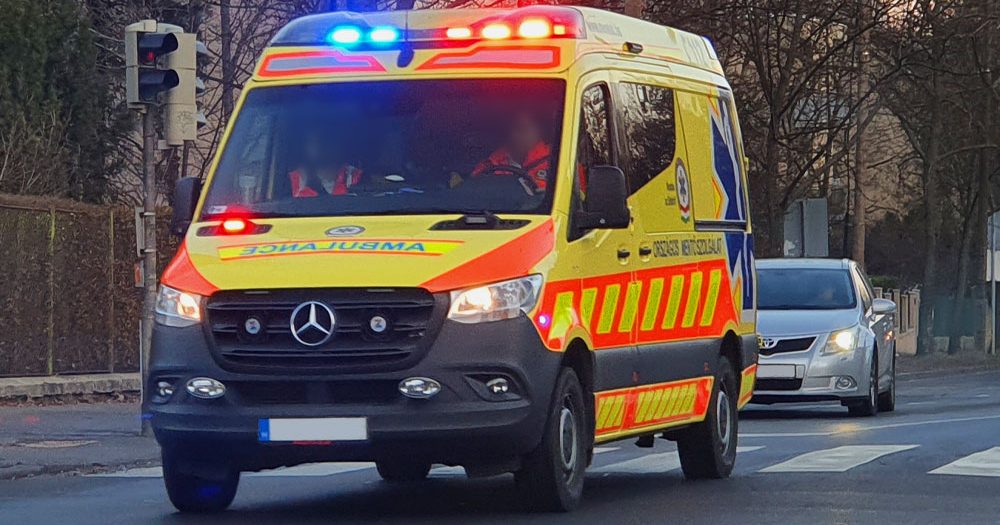 Salétromsav ömlött az útra: két mentős sérült meg