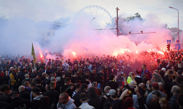 Hatlamas tömeg a Deák téri gyilkosság helyszínén, füstgránátok égnek a betiltott tüntetésen