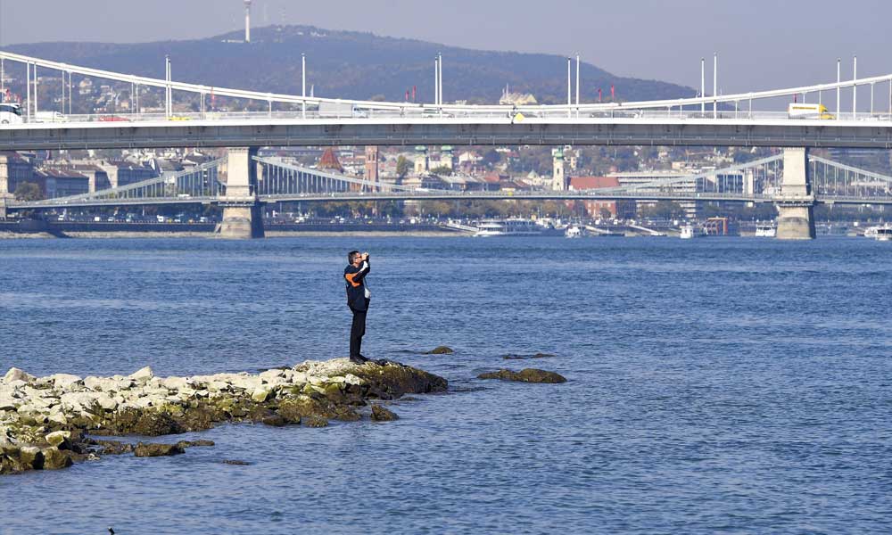 A Dunából mentettek ki egy 17 éves lányt Budapesten, beugrott érte a rendőr a folyóba
