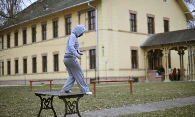 A nevelőintézet konyhájában támadta meg 15 éves társát egy 13 éves lány