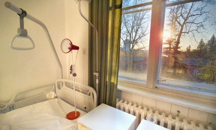 Vizsgálat nélkül küldték el a sürgősségiről a hasfájásra panaszkodó férfit, másnap meghalt a beteg