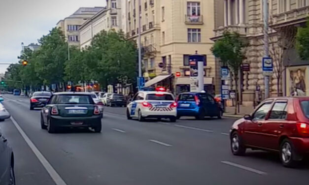 Rendőrségi akció Budapest belvárosában: menekült az autós a  rendőrök elől, egy motoros futár állította meg