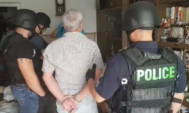 Kirúgott jogász a férfi, aki fegyverrel akarta kirabolni a virágboltot és a postát