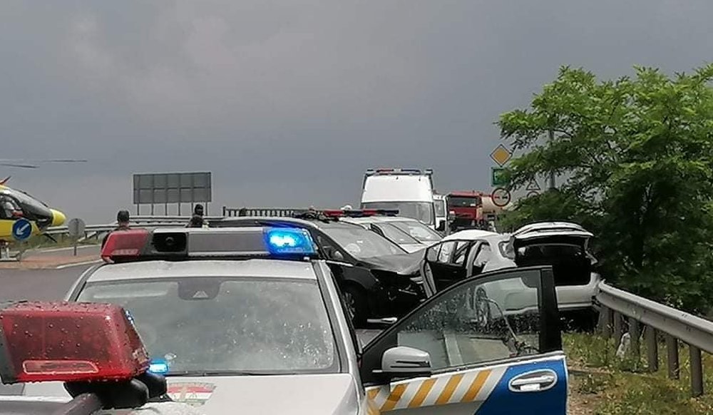 Heten megsérültek egy balesetben az 5-ös úton, bevándorlókat szállító sofőr volt a hibás