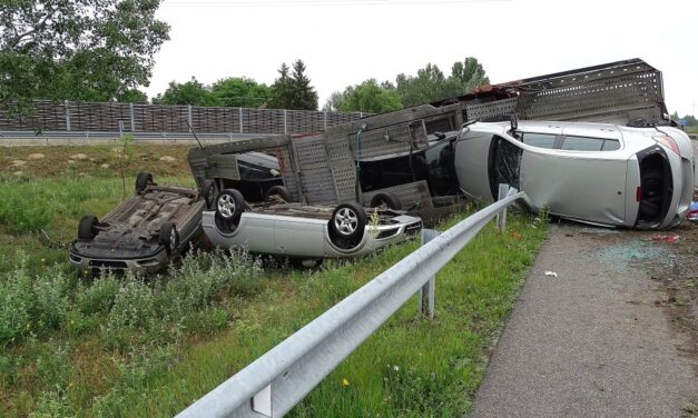 Autókat szállító kamion borult fel az M5-ös autópályán