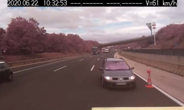 Döbbenetes videó: Az M0-áson egy autós becsapódik a munkaterületet védő járműbe