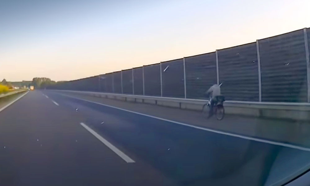 Tilos és életveszélyes: Az M5-ös autópályán biciklizett a felelőtlen férfi