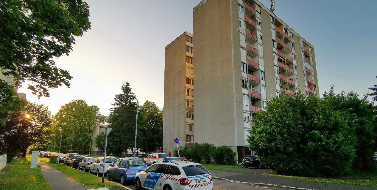 Egy holttest fekszik Budapesten, az egyik panelház bejáratánál: a rendőrség szerint egy lakó ugrott ki a 9. emeleti lakásból