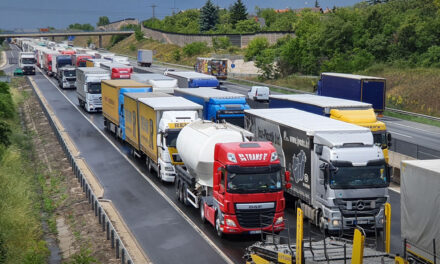 Baleset az M1-esen: kamionba rohant egy gyerekeket szállító busz, 8-an megsérültek, több kilométeres a sor