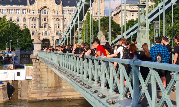 Feketébe borult a Lánchíd – barátai és családtagjai emlékeztek a 18 éves, Dunába ugrott fiúra