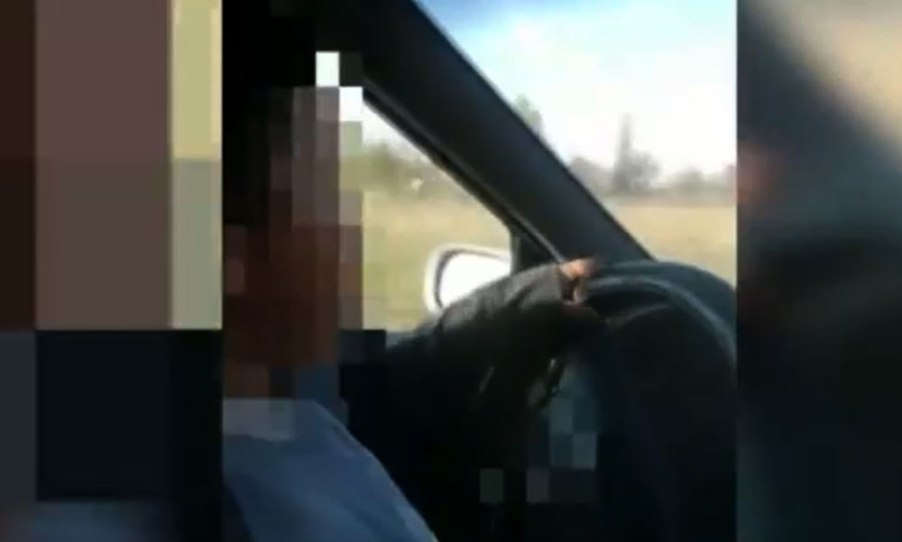 6 éves gyerekkel vezettette az autót a felelőtlen apa, aki ezt élőben közvetítette a Facebookon