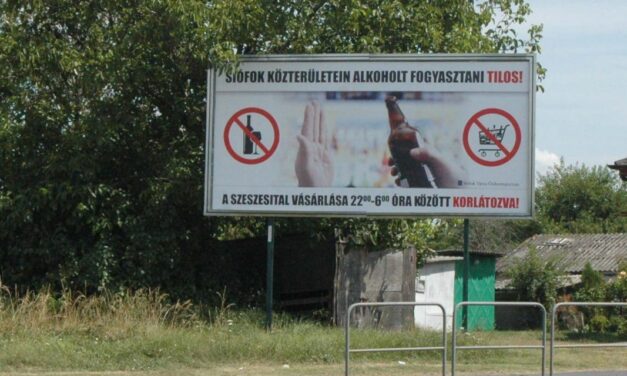 Óriásplakátokon hívják fel a figyelmet Siófokon a hamarosan induló alkoholstopra.