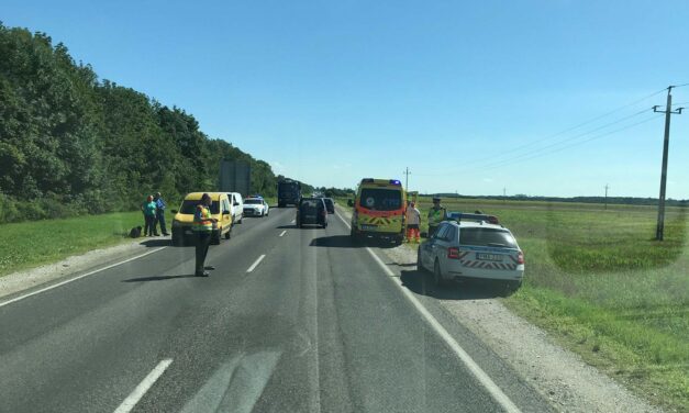 Baleset Mezőkövesdnél, egy autó az árokban