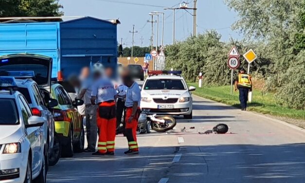 Meghalt egy motoros, miután traktorral ütközött a 7-es főúton