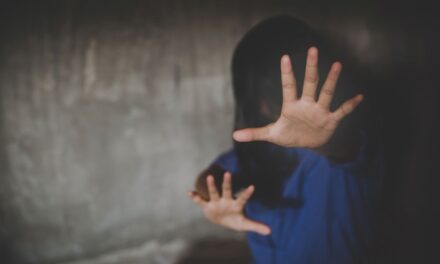 Szívtelenség: éheztette nevelt gyermekét a kegyetlen nő, a 11 éves kislány az osztálytársaitól kapott ételen élt