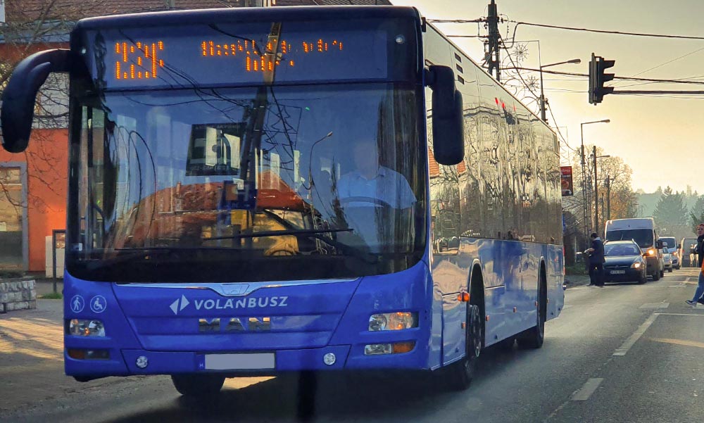Balhé Budapesten: kitörték az egyik busz ablakát az utasok