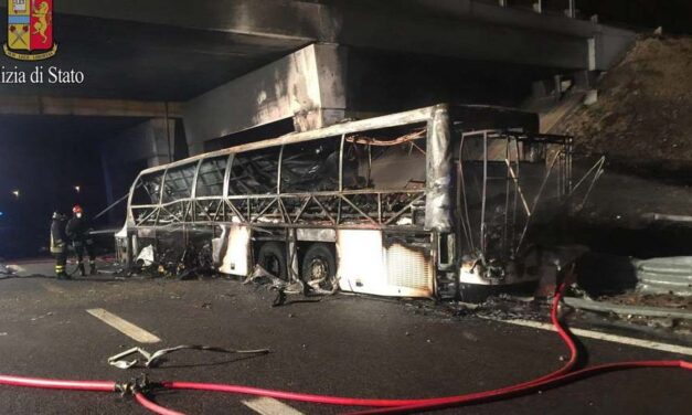 „Egyszer sem nézett a szemünkbe” – a veronai buszbalesetben 18 ember halt meg, a sofőr túlélte, de kerüli a hozzátartozókat, ma folytatódik a per