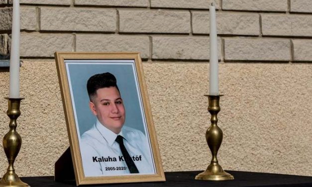 Előszületésnapi bulija után halt meg édesanyja autójában a 14 éves Kristóf, a jármű egy villanyoszlopnak csapódott, a sofőr részegen vezetett