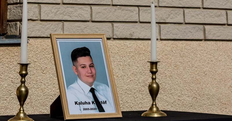 Előszületésnapi bulija után halt meg édesanyja autójában a 14 éves Kristóf, a jármű egy villanyoszlopnak csapódott, a sofőr részegen vezetett