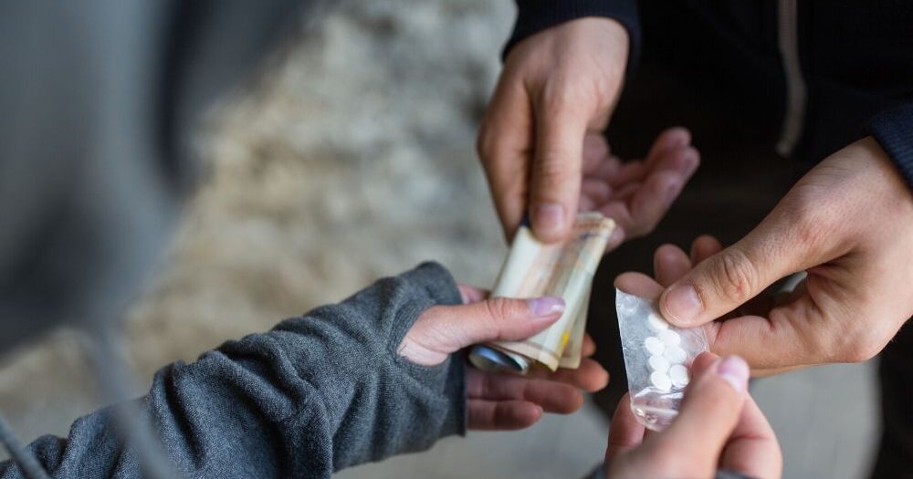 Újabb drogfogás: ezúttal Pest megyében kapcsoltak le egy dílert  – A 67 éves férfi lakása tele volt kokainnal és még annál is több pénzzel
