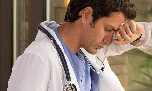 Kenőpénzért hamis igazolást adott a háziorvos egy lopással gyanúsított férfinak, végül a doktor nem kapta meg a pénzt, most még a hivatásától is eltilthatják