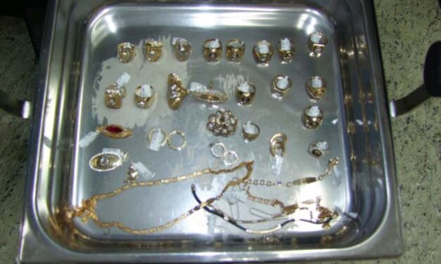 Elfogták a tolvajokat, akik egész egyszerűen kisétáltak egy tálca arannyal egy ékszerüzletből Nagykanizsán