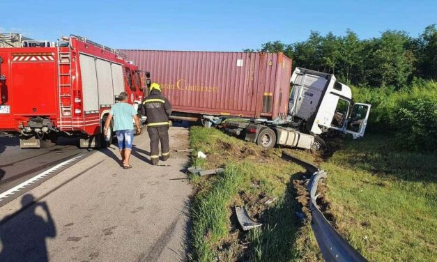 Baleset, Kamion az árokban az M5-ös autópályán a Szeged felé vezető oldalon