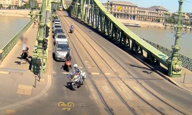 Gyalogosok közt, a járdán menekült egy motoros a rendőrök elől