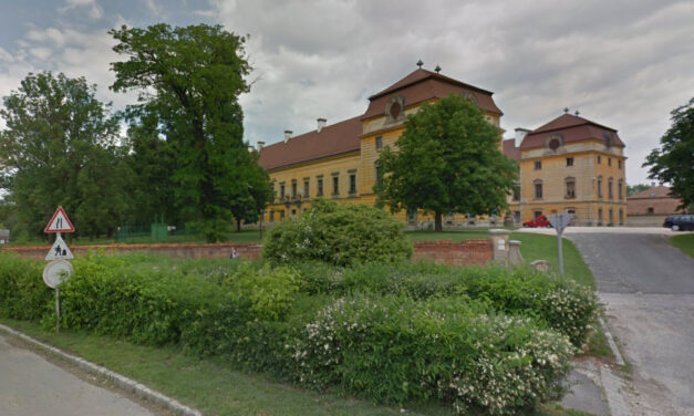 Egy meztelen férfi korzózott Pápán, rendőrt hívtak hozzá