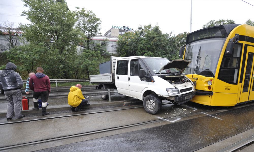 Nagyon furcsa baleset történt egy villamossal és egy teherautóval Budapesten