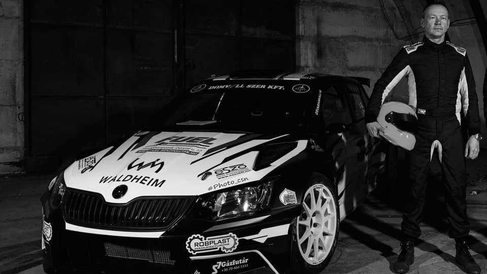 „Búcsúzom Tőled. Sajnálom, nagyon sajnálom.” – összeomlott a ralipilóta, miután szörnyethalt mellette navigátora a Miskolc Rally-n