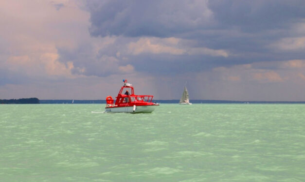 Összekapaszkodva fulladhatott vízbe a két fiú a hétvégén a Balatonban – állítja vízimentők főnöke
