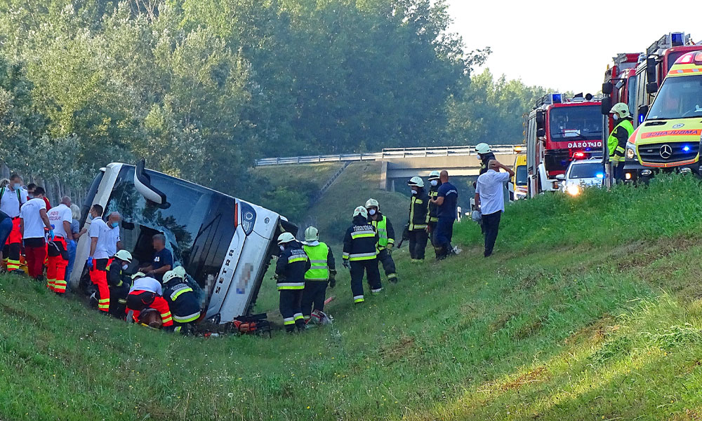 Tragikus buszbaleset az M5-ösön, 1 halott, 34 sérült, leállították a forgalmat