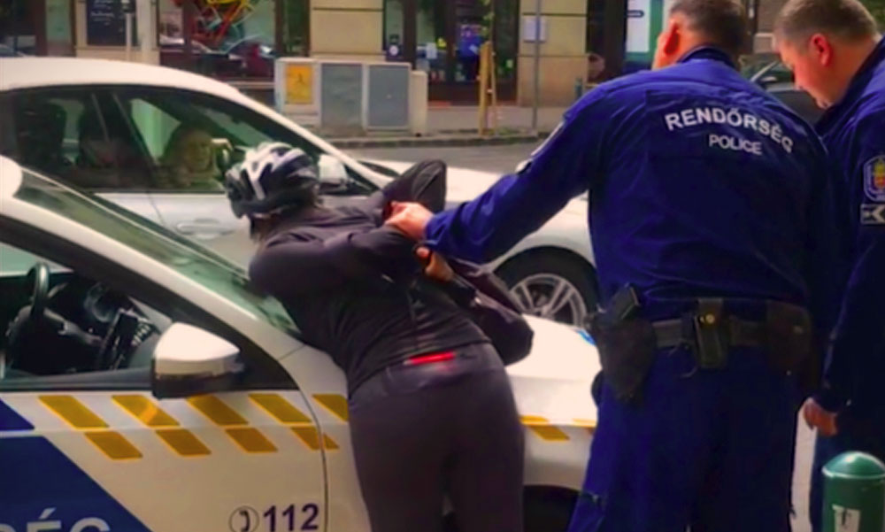 Vádat emeltek a budapesti kerékpáros nő ellen, akit a rendőrautóra tepertek a rendőrök – Ez várhat rá