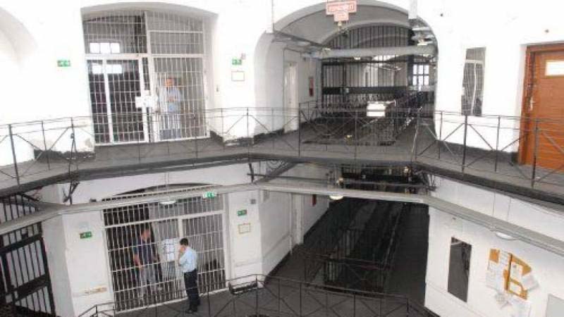 Pénzért csempészte be a raboknak a mobiltelefonokat egy börtönőr